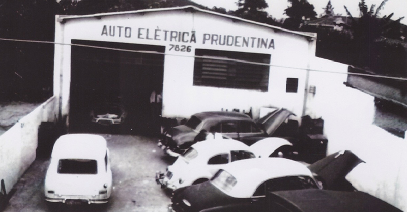 Foto da entrada da primeira loja em 1963. Foto da entrada da primeira loja em 1963.